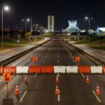 Viaduto Buraco do Tatu interditado à noite em Brasília para manutenção, com cones e barreiras de sinalização.