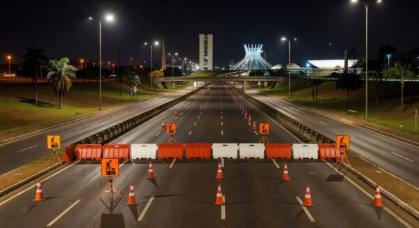 Viaduto Buraco do Tatu interditado à noite em Brasília para manutenção, com cones e barreiras de sinalização.
