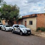 Viatura da PMDF em frente a residência em Ceilândia durante operação policial.