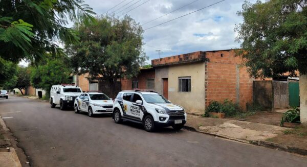 Viatura da PMDF em frente a residência em Ceilândia durante operação policial.