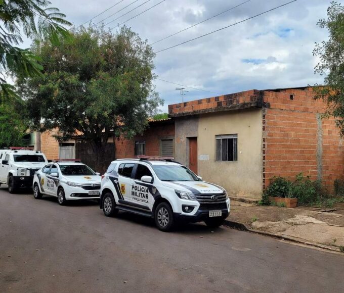 Viatura da PMDF em frente a residência em Ceilândia durante operação policial.