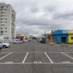 Rua em Samambaia com vagas de estacionamento, ilustrando disputa por vaga que levou a assassinato de empresário.