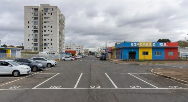 Rua em Samambaia com vagas de estacionamento, ilustrando disputa por vaga que levou a assassinato de empresário.