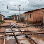 Rua em Sucupira com ligações clandestinas de água expostas e viaturas da Caesb, ilustrando força-tarefa do GDF contra irregularidades.