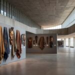 Exposição africana restrita e simbólica na Câmara do DF em Brasília.