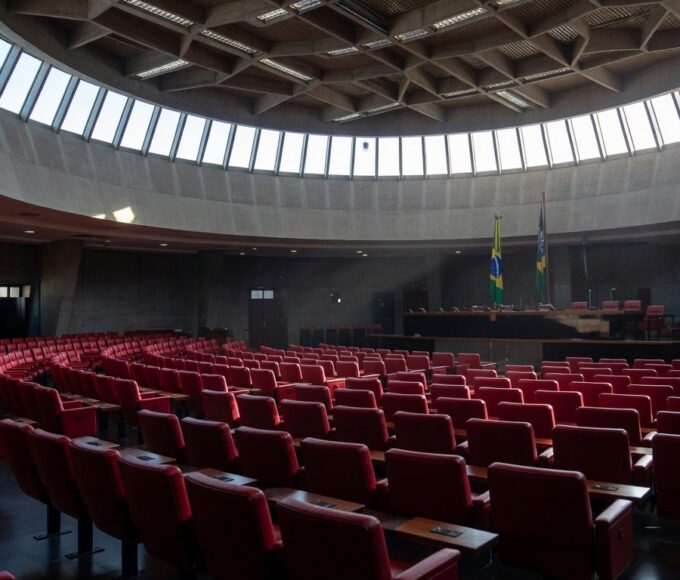 Fachada da Câmara Legislativa do DF em Brasília sobre aprovação do piso para intérpretes de Libras