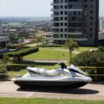 Jet ski isolado por fita policial em condomínio de luxo em Águas Claras