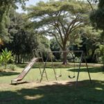 Parque público brasileiro com equipamentos de playground infantil