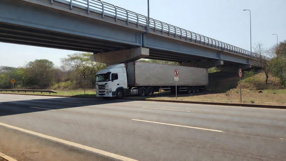 Carreta presa em viaduto da EPIA Sul em Brasília