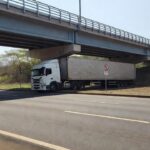 Carreta presa em viaduto da EPIA Sul em Brasília