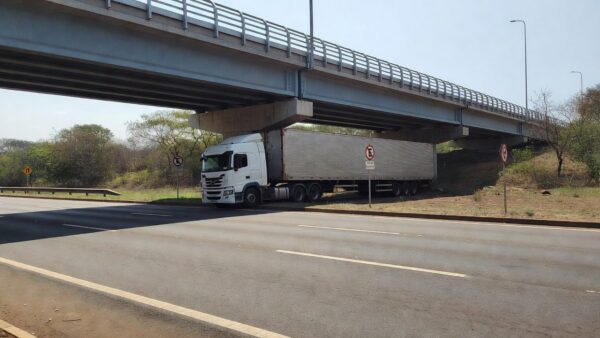 Carreta presa em viaduto da EPIA Sul em Brasília