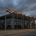 Fachada da CLDF com bandeiras arco-íris simbolizando Orgulho LGBTI+ e falta de políticas contra discriminação