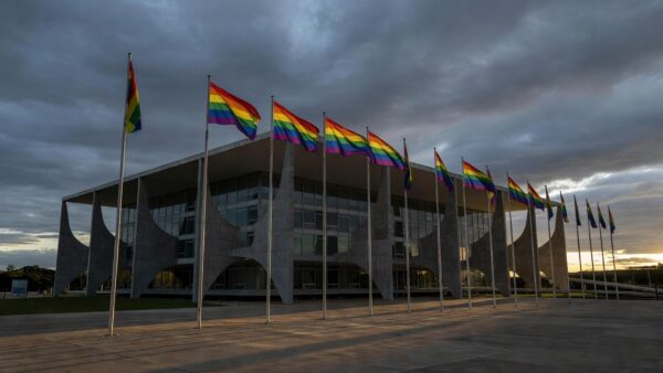 Fachada da CLDF com bandeiras arco-íris simbolizando Orgulho LGBTI+ e falta de políticas contra discriminação