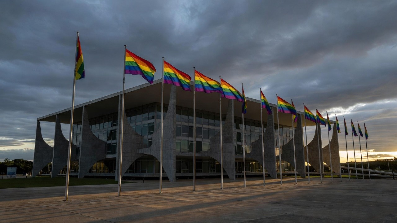 Fachada da CLDF com bandeiras arco-íris simbolizando Orgulho LGBTI+ e falta de políticas contra discriminação