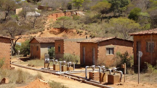 Conexões irregulares de água na Fercal com perdas da Caesb e GDF