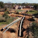 Infraestrutura precária de saneamento em São Sebastião após 30 anos