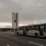 Ônibus urbano em Brasília representando aprovação da Tarifa Zero Estudantil com custos incertos