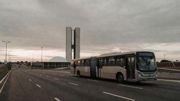 Ônibus urbano em Brasília representando aprovação da Tarifa Zero Estudantil com custos incertos