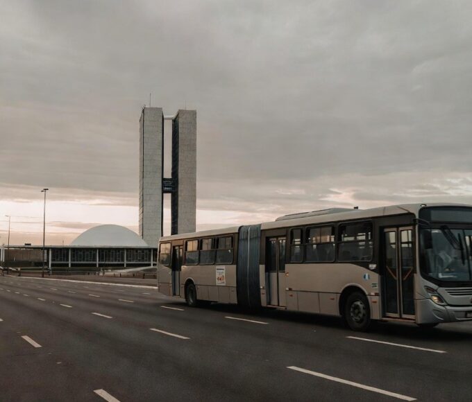 Ônibus urbano em Brasília representando aprovação da Tarifa Zero Estudantil com custos incertos
