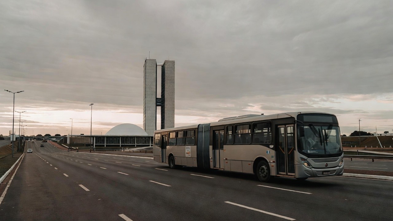 Ônibus urbano em Brasília representando aprovação da Tarifa Zero Estudantil com custos incertos