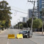 Carro colidido em poste de energia interdita avenida em Águas Claras