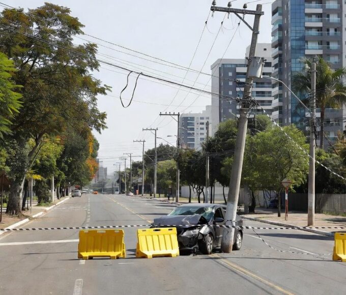 Carro colidido em poste de energia interdita avenida em Águas Claras
