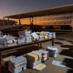 Prédio da Câmara Legislativa do DF com documentos sobre incentivos criativos e críticas de transparência