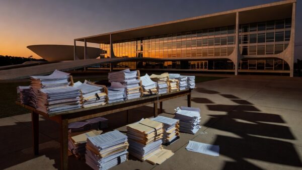 Prédio da Câmara Legislativa do DF com documentos sobre incentivos criativos e críticas de transparência