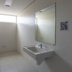 Adesivo com QR Code em banheiro público do DF para suporte contra violência doméstica