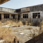 Sala de aula deteriorada em escola pública do DF evidenciando precariedade
