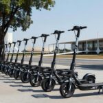 Patinetes elétricos da JET em área urbana de Brasília, Distrito Federal