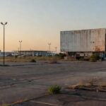 Drive-in cinema antigo e decadente representando o Aut Cine Drive-in no Brasil
