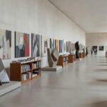 Mostra de arte e literatura na Câmara do DF com obras expostas em espaço vazio