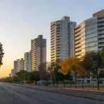 Avenida em Águas Claras, DF, com arquitetura moderna, área de acolhimento a pessoas em situação de rua