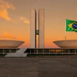 Bandeiras do PT e do Brasil em frente ao Palácio do Buriti em Brasília