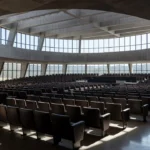 Câmara do DF com estrutura preparada para solenidade oficial usando recursos públicos