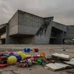 Parquinho abandonado em Brasília perto da Câmara do DF, representando negligência na primeira infância