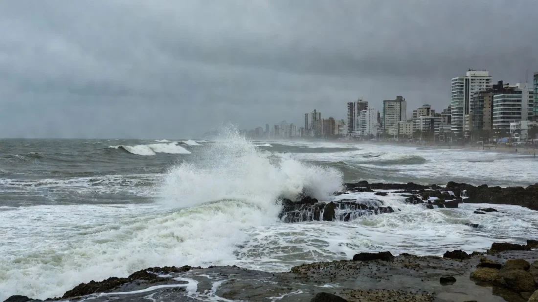 Ondas fortes na praia de Recife, local de acidente com turista