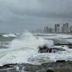 Ondas fortes na praia de Recife, local de acidente com turista