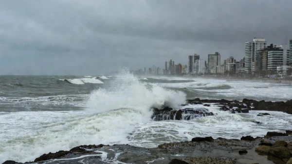 Ondas fortes na praia de Recife, local de acidente com turista