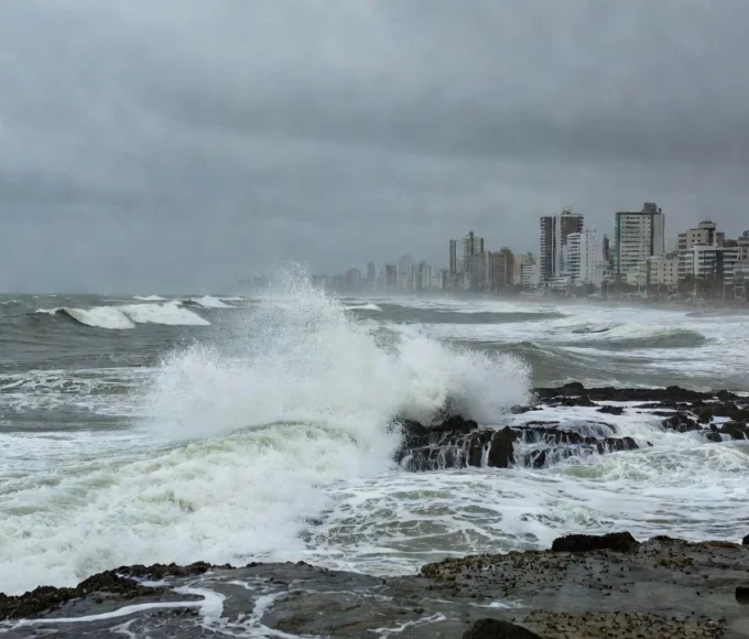 Ondas fortes na praia de Recife, local de acidente com turista