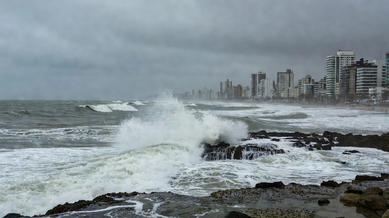 Ondas fortes na praia de Recife, local de acidente com turista