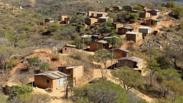 Terreno abandonado em São Sebastião por impasse fundiário sem infraestrutura