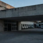 Rua sem calçada ao lado de unidade de saúde no DF