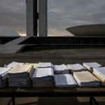Congresso Nacional em Brasília com documentos orçamentários, simbolizando aprovação de R$ 10 milhões para propaganda do Detran-DF