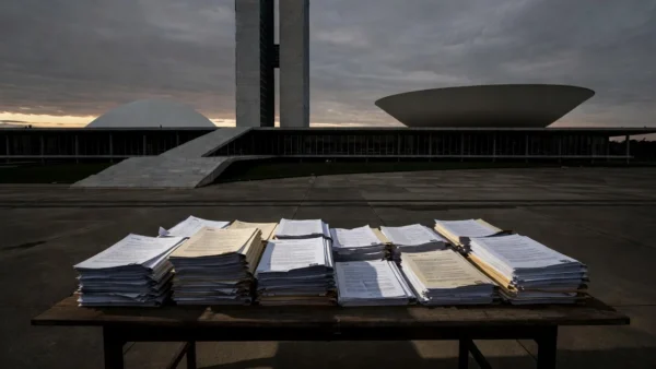 Congresso Nacional em Brasília com documentos orçamentários, simbolizando aprovação de R$ 10 milhões para propaganda do Detran-DF