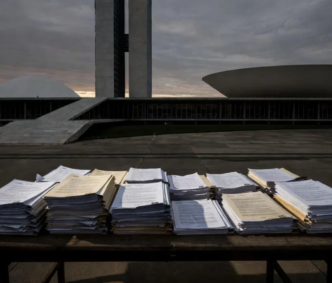 Congresso Nacional em Brasília com documentos orçamentários, simbolizando aprovação de R$ 10 milhões para propaganda do Detran-DF