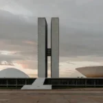 Congresso Nacional em Brasília sob céu nublado, simbolizando demandas por saúde e combate ao feminicídio no DF