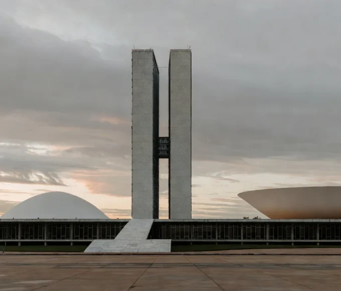 Congresso Nacional em Brasília sob céu nublado, simbolizando demandas por saúde e combate ao feminicídio no DF