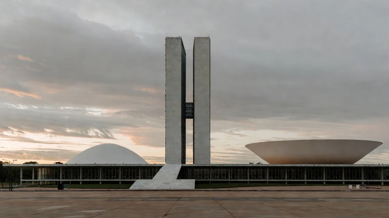 Congresso Nacional em Brasília sob céu nublado, simbolizando demandas por saúde e combate ao feminicídio no DF